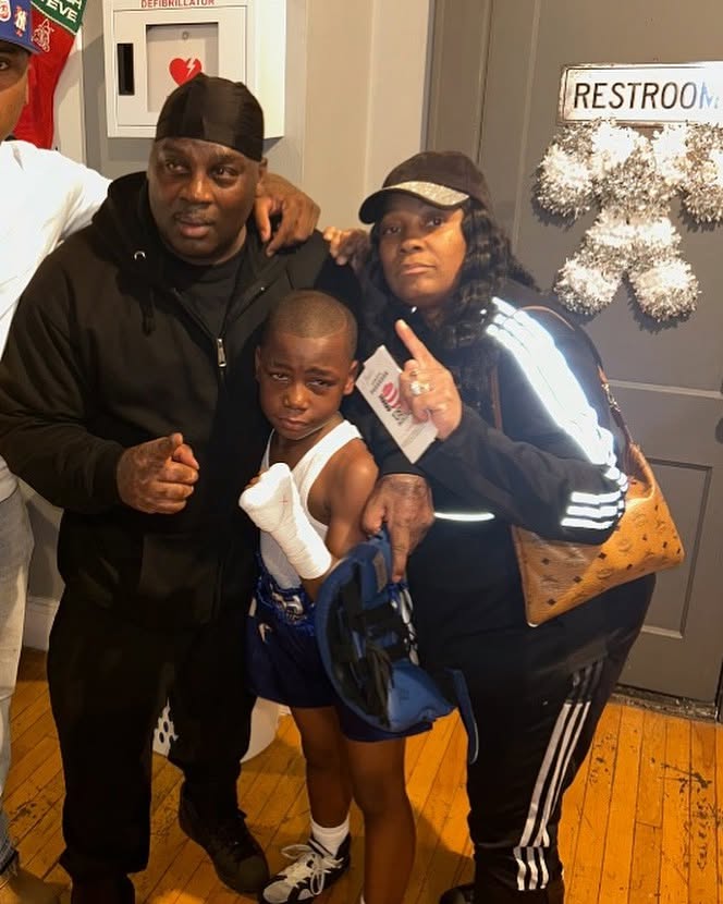 Fight night support: family in every corner.